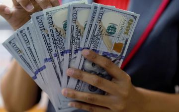 Опубликован курс валюты: доллар растёт третью неделю подряд