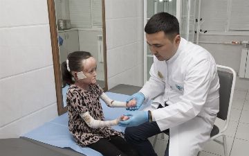 Их называют «бабочками»: как в Узбекистане живут люди с тяжелым заболеванием кожи?