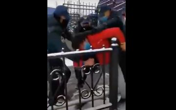 На рынке «Чорсу» группа мужчин устроила драку с сотрудниками Нацгвардии 