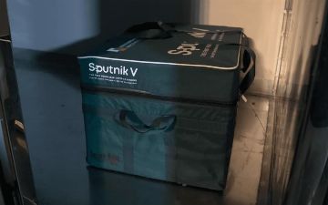 Российский министр лично привез вакцину «Спутник V» в Узбекистан