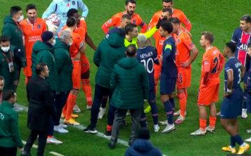 ПСЖ и «Истанбул» не доиграли матч Лиги чемпионов из-за обвинения арбитра в расизме  