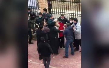 Родители не поделили ребенка и поссорились во дворе школы