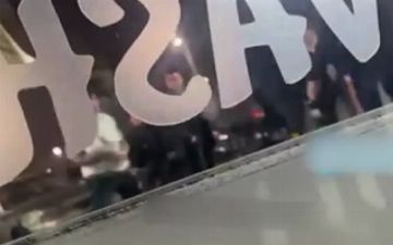 Пятеро парней пришли поесть в ташкентское заведение и устроили драку у входа 