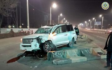 В Ташкенте Toyota под управлением кыргызстанца врезался в Lacetti и бетонное ограждение