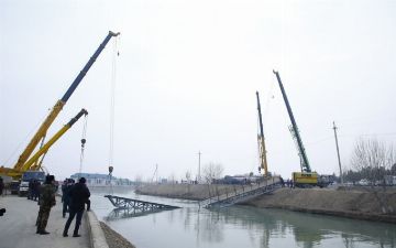 Маленький андижанец обратился к властям с просьбой починить мост