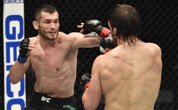 Махмуд Мурадов выиграл техническим нокаутом свой третий бой в UFC – видео