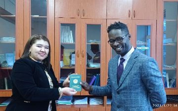 У прославившихся в интернете узбекистанки и кенийца родилась дочь в Андижане – девочке выдали узбекскую метрику