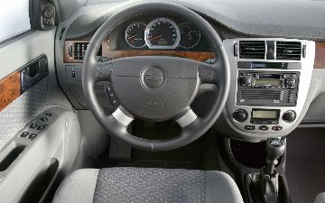 Водители рассказали, как они относятся к машинам на «механике»