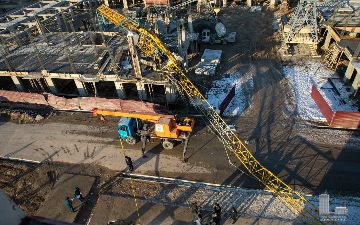 В Навои обрушился кран на территории новостроек: есть пострадавший
