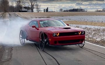 717-сильный Dodge Challenger с колесами от кареты