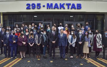 Министр народного образования Шерматов и посол США Розенблюм<br>приветствуют вновь прибывших в Узбекистан американских преподавателей