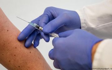 Названы категории лиц, которых провакцинируют от коронавируса в первую очередь 