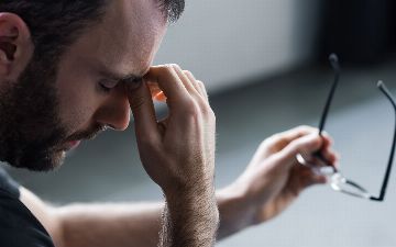 Врач назвал причину хронической усталости и забывчивости