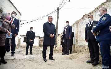 «Как вам только совесть позволяет занимать должность?!»: президент в ходе незапланированного визита раскритиковал председателя и советника махалли «Бунёдкор»