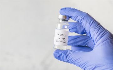 Врачи предположили, что переболевшим COVID-19 достаточно одной инъекции вакцины