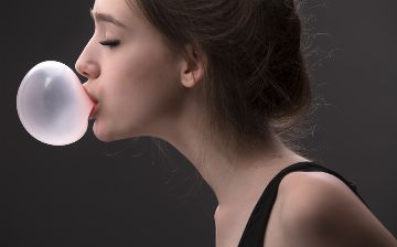 Российский врач рассказал о вредности жвачки