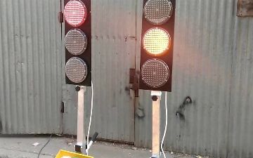 В Фергане рядом со школами начали использовать переносные светофоры