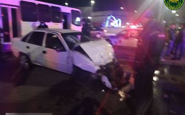 Водитель «Нексии» проехал на красный и перевернул автобус