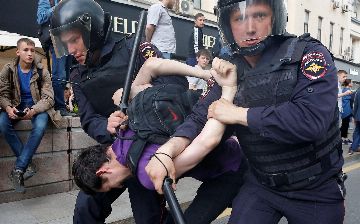 Студента из Узбекистана депортировали из России после задержания на митинге за Навального