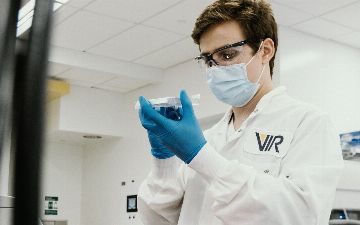 Новая биотехнология для лечения коронавируса снижает риск смерти