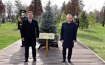 Президенты Узбекистана и Кыргызстана посадили дерево на аллее почётных гостей