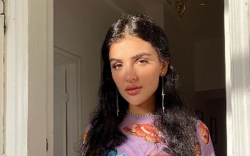 Непристойное поведение: Дина Саева была замечена в компании двух парней