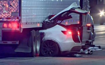 Автопилот снова не справился: Tesla влетела под грузовик