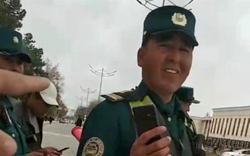 В Кашкадарьинской области сотрудник ДПС забрал у водителя телефон и права