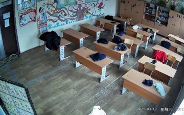 Камера в Андижанской школе сняла избиение матерью своего сбежавшего со школы ребенка на глазах у преподавателя 