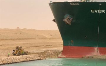 Вокруг перекрывшего Суэцкий канал судна начали углублять дно