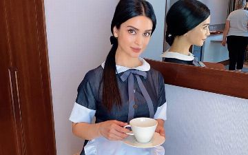 Не растерялась: одна из участниц ансамбля Паризоды упала во время выступления - видео