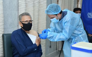Президент Пакистана заразился коронавирусом после вакцинации