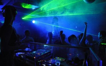 Депутатша сочла столичные ночные клубы отвлекающими молодежь от учебы