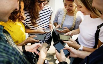 Узбекскую молодежь раскритиковали за их «зависимость от соцсетей» и напророчили будущее эгоистов<br>