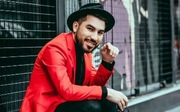 В порыве чувств: Ахад Каюм ударил актрису Азизу Якубову - видео