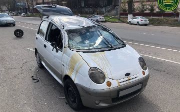 В столице из-за разбитой дороги перевернулся Matiz 