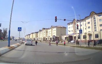 В Намангане сняли на видеорегистратор невероятное везение школьников