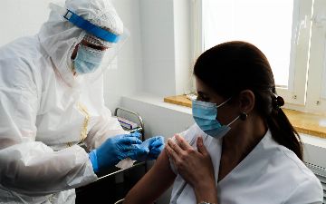 Минздрав озвучил побочные эффекты, с которыми столкнулись привитые от «короны» узбекистанцы