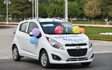 Директриса одной из школ Навоийской области получила Spark от президента