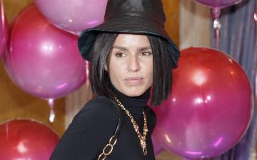 В сеть слили архивные фото Zivert, когда она работала танцовщицей в клубе