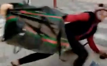 В Узбекистане налоговики протащили по земле продавщицу