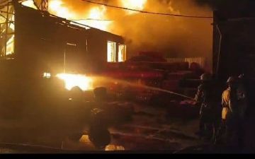 На ликвидацию крупного пожара в сергилийском цеху ушло три часа