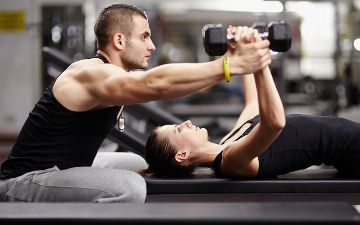 Узбекский тренер показала, как правильно выполнять упражнения на руки и ягодицы — видео