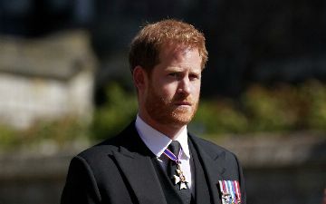 Принц Гарри решил не покидать Англию некоторое время  