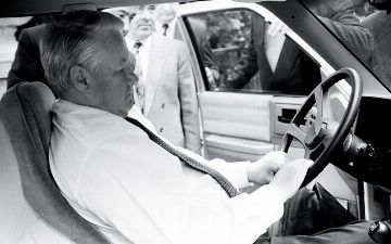 История: первый президент России тестирует ВАЗ-2110