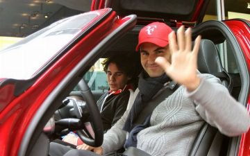 Собрали все автомобили легендарного теннисиста Роджера Федерера. Машины какой марки предпочитает спортсмен?