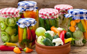 Дачный сезон: ученые предупредили о том, что соленья могут быть опасными
