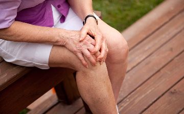 Почему болят суставы при смене погоды?