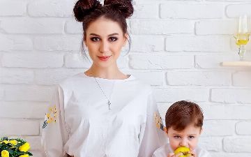 Асаля Юлдашева с матерью посетили могилу отца – фото