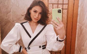 Асаля Юлдашева перекрасила волосы в ярко сине-зеленый цвет – видео